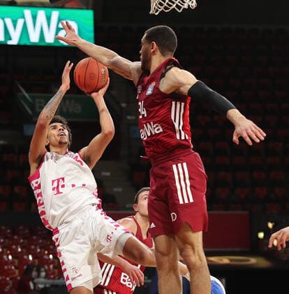 Gavin Schilling Bayern Basketball, 34 tries Tyson Ward Telekom Baskets Bonn, 3 to block GER, FC Bayern Basketball vs Telekom Baskets Bonn, 1 Bundesliga, 2021 2022 season, 16 01 2022, GER, FC Bayern Basketball vs Telekom Baskets Bonnl, 1 Bundesliga, 2021 2022 season, 16 01 2022, Muenchen Copyright: xEIBNER MarcelxEngelbrechtx EP_EER