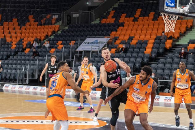 Martynas SAJUS Medi Bayreuth, 19 Karim JALLOW Ratiopharm Ulm, 35 Sindarius THORNWELL Ratiopharm Ulm, 7 Semaj CHRISTON Ratiopharm Ulm, 0 , Ratiopharm Ulm vs Medi Bayreuth, Basketball, Basketball Bundesliga, 17 Spieltag, 2021 2022, 16 01 2021, Ratiopharm Ulm vs Medi Bayreuth, Basketball, Basketball Bundesliga, 17 Spieltag, 2021 2022, 16 01 2021 Neu Ulm Copyright: xEibner-Pressefotox EP_FMR