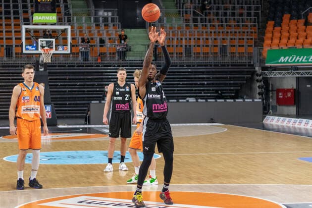 Sacar ANIM Medi Bayreuth, 2 Fedor ZUGIC Ratiopharm Ulm, 44 , Ratiopharm Ulm vs Medi Bayreuth, Basketball, Basketball Bundesliga, 17 Spieltag, 2021 2022, 16 01 2021, Ratiopharm Ulm vs Medi Bayreuth, Basketball, Basketball Bundesliga, 17 Spieltag, 2021 2022, 16 01 2021 Neu Ulm Copyright: xEibner-Pressefotox EP_FMR