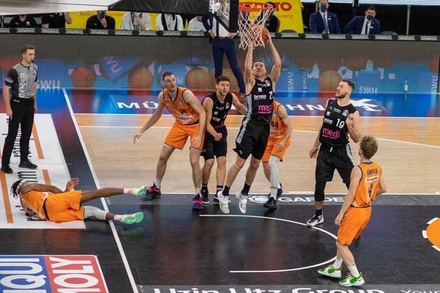 Philipp HERKENHOFF Ratiopharm Ulm, 14 Per GUENTHER Ratiopharm Ulm, 6 Camron WELLS Medi Bayreuth, 22 Martynas SAJUS Medi Bayreuth, 19 , Ratiopharm Ulm vs Medi Bayreuth, Basketball, Basketball Bundesliga, 17 Spieltag, 2021 2022, 16 01 2021, Ratiopharm Ulm vs Medi Bayreuth, Basketball, Basketball Bundesliga, 17 Spieltag, 2021 2022, 16 01 2021 New Ulm. Copyright: xEibner-Pressefotox EP_FMR