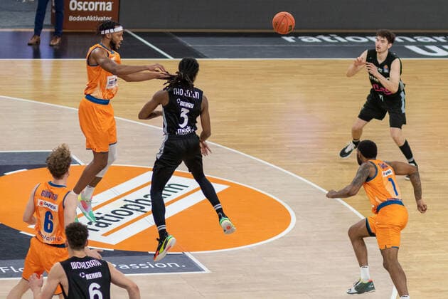 Marcus THORNTON Medi Bayreuth, 3 Per GUENTHER Ratiopharm Ulm, 6 Cristiano FELICIO Ratiopharm Ulm, 1 Kevin WOHLRATH Medi Bayreuth, 6 , Ratiopharm Ulm vs Medi Bayreuth, Basketball, Basketball Bundesliga, 17 Spieltag, 2021 2022, 16 01 2021, Ratiopharm Ulm vs Medi Bayreuth, Basketball, Basketball Bundesliga, 17 Spieltag, 2021 2022, 16 01 2021 Neu Ulm Copyright: xEibner-Pressefotox EP_FMR