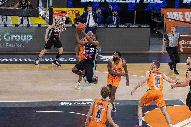 Camron WELLS Medi Bayreuth, 22 Sindarius THORNWELL Ratiopharm Ulm, 7 Philipp HERKENHOFF Ratiopharm Ulm, 14 Per GUENTHER Ratiopharm Ulm, 6 , Ratiopharm Ulm vs Medi Bayreuth, Basketball, Basketball Bundesliga, 17 Matchday, 2021 2022, 16 01 2021, Ratiopharm Ulm vs Medi Bayreuth, Basketball, Basketball Bundesliga, 17 Matchday, 2021 2022, 16 01 2021 Neu Ulm Copyright: xEibner-Pressefotox EP_FMR