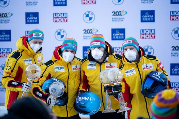 Bilder des Jahres 2022, Sport 01 Januar Sport Themen der Woche KW02 Sport Bilder des Tages Francesco Friedrich, Martin Grothkopp, Alexander Roediger, Alexander Schueller (Deutschland) jubeln ueber den Sieg im Gesamtweltcup, CH, IBSF Weltcup und Europameisterschaft, St. Moritz Viererbob Maenner, 16.01.2022, Saison 2021 2022 CH, IBSF Weltcup und Europameisterschaft, St. Moritz Viererbob Maenner, 16.01.2022, Saison 2021 2022 *** Francesco Friedrich, Martin Grothkopp, Alexander Roediger, Alexander Schueller Germany rejoice over overall World Cup victory, CH, IBSF World Cup and European Championship, St Moritz four-man bobsled, 16 01 2022, 2021 2022 season CH, IBSF World Cup and European Championship, St Moritz four-man bobsled, 16 01 2022, 2021 2022 season Copyright: xEibner Memmlerx EP_MMR