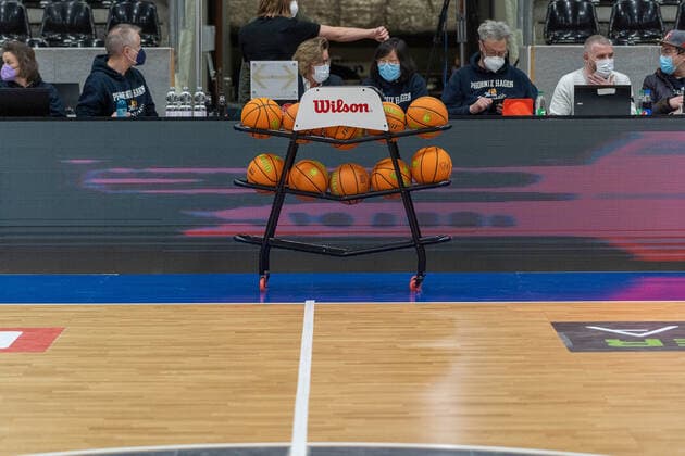Shelf with official basketball game balls in the Krollmann Arena Hagen, in the background sit the officials, Phoenix Hagen vs TEAM Ehingen Urspring, BARMER 2 Basketball Bundesliga, 20 Spieltag, Saison 2021 2022, 15 01 2022 Phoenix Hagen vs TEAM Ehingen Urspring, BARMER 2 Basketball Bundesliga, 20 Spieltag, Saison 2021 2022, 15 01 2022 Hagen Copyright: xFabianxFriesex xEibner-Pressefotx EP_FFE