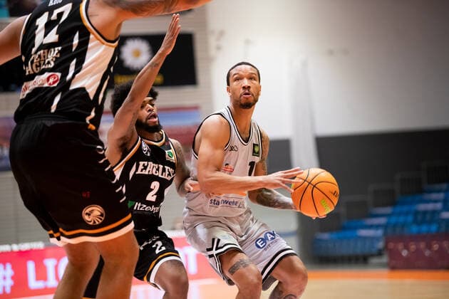 BARMER 2 Basketball Bundesliga Season 2021 2022 Matchday 20 on 16 01 22 Medipolis SC Jena vs Itzehoe Eagles v re Rayshawn Simmons Jena on the ball against Myles Alexander Charvis Itzehoe Sparkassen Arena