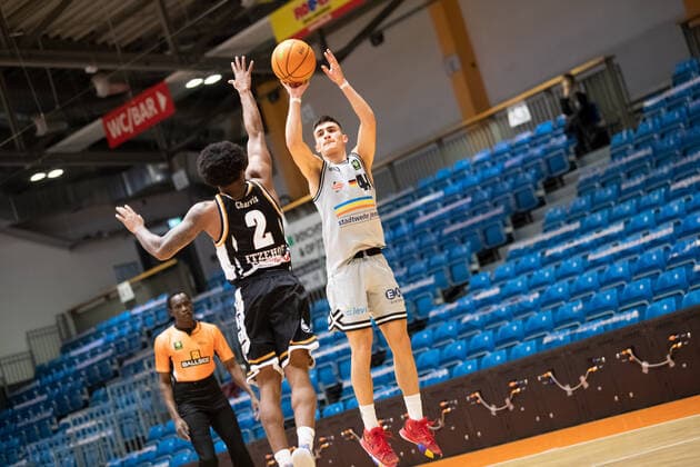 BARMER 2 Basketball Bundesliga Season 2021 2022 Matchday 20 on 16 01 22 Medipolis SC Jena vs Itzehoe Eagles v re Vuk Radojicic Jena throwing against Myles Alexander Charvis Itzehoe Sparkassen Arena