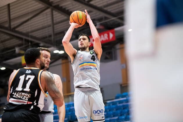 BARMER 2 Basketball Bundesliga Season 2021 2022 Matchday 20 on 16 01 22 Medipolis SC Jena vs Itzehoe Eagles center Alexander Herrera Jena at the throw Sparkassen Arena
