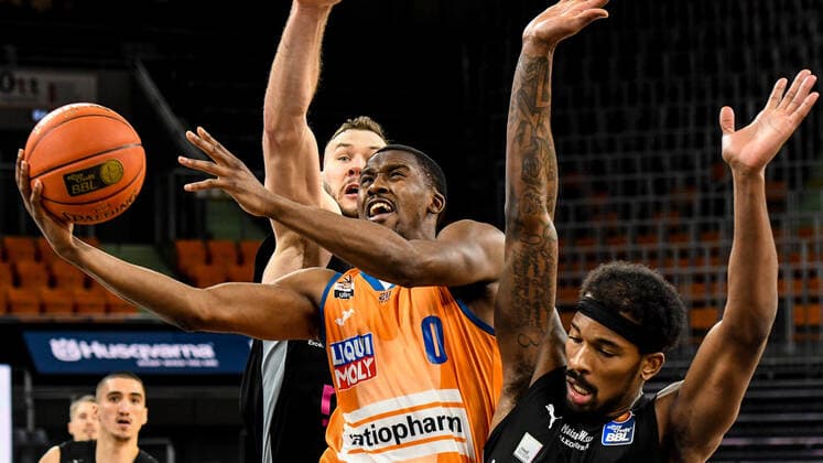 GER, BBL, ratiopharm ulm vs medi Bayreuth 16 01 2022, ratiopharm arena, Neu Ulm, GER, BBL, ratiopharm ulm vs medi Bayreuth, in picture Semaj Christon Ulm, 0 prevails against Martynas Sajus Bayreuth, 19 and Terry Allen Bayreuth, 15 nordphotoxGmbHx xHafner nph00200