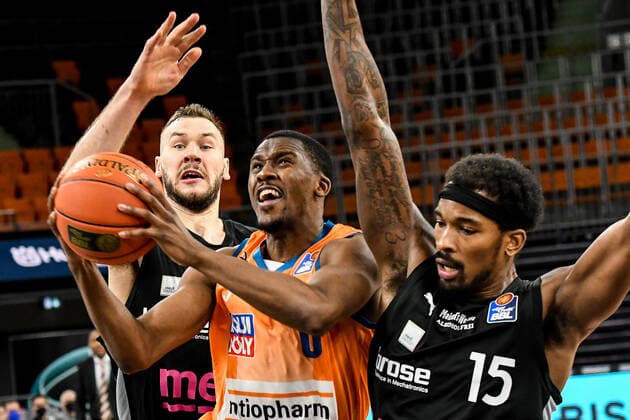 GER, BBL, ratiopharm ulm vs medi Bayreuth 16 01 2022, ratiopharm arena, Neu Ulm, GER, BBL, ratiopharm ulm vs medi Bayreuth, in picture Semaj Christon Ulm, 0 prevails against Martynas Sajus Bayreuth, 19 and Terry Allen Bayreuth, 15 nordphotoxGmbHx xHafner nph00200