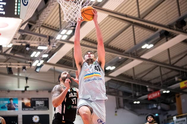 BARMER 2 Basketball Bundesliga Season 2021 2022 Matchday 20 on 16 01 22 Medipolis SC Jena vs Itzehoe Eagles center Alexander Herrera Jena goes to the basket against Yasin Kolo Itzehoe Sparkassen Arena