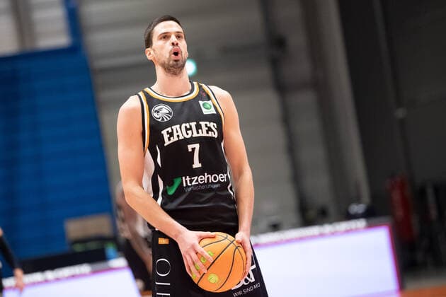 BARMER 2 Basketball Bundesliga Season 2021 2022 Matchday 20 on 16 01 22 Medipolis SC Jena vs Itzehoe Eagles Marko Boksic Itzehoe , Portrait, at the free throw Sparkassen Arena