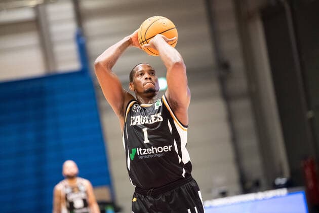 BARMER 2 Basketball Bundesliga Season 2021 2022 Matchday 20 on 16 01 22 Medipolis SC Jena vs Itzehoe Eagles Christopher Jaleel Hooper Itzehoe throwing, portrait Sparkassen Arena