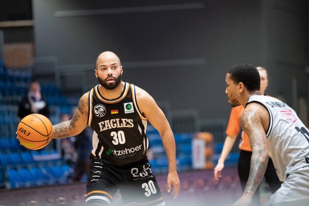 BARMER 2 Basketball Bundesliga Season 2021 2022 Matchday 20 on 16 01 22 Medipolis SC Jena vs Itzehoe Eagles v li on the ball Filmore Beck Itzehoe vs Rayshawn Simmons Jena Sparkassen Arena
