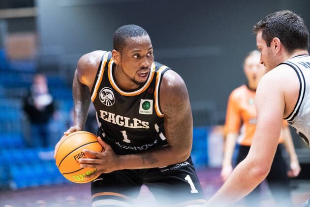 BARMER 2 Basketball Bundesliga Season 2021 2022 Matchday 20 on 16 01 22 Medipolis SC Jena vs Itzehoe Eagles v li on the ball Christopher Jaleel Hooper Itzehoe against Stephan Haukohl Jena Sparkassen Arena