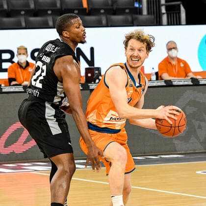 GER, BBL, ratiopharm ulm vs medi Bayreuth 16 01 2022, ratiopharm arena, New Ulm, GER, BBL, ratiopharm ulm vs medi Bayreuth, pictured Cameron Wells Bayreuth, 22 , Per Guenther Ulm, 6 nordphotoxGmbHx xHafner nph00200