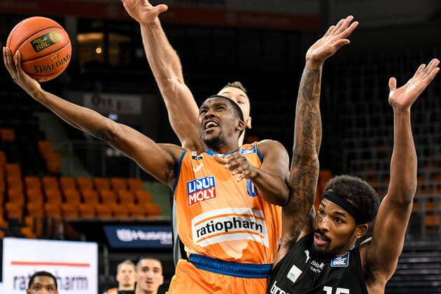 GER, BBL, ratiopharm ulm vs medi Bayreuth 16 01 2022, ratiopharm arena, Neu Ulm, GER, BBL, ratiopharm ulm vs medi Bayreuth, pictured Martynas Sajus Bayreuth, 19 and Terry Allen Bayreuth, 15 can not stop Semaj Christon Ulm, 0 nordphotoxGmbHx xHafner nph00200