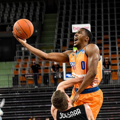 GER, BBL, ratiopharm ulm vs medi Bayreuth 16 01 2022, ratiopharm arena, Neu Ulm, GER, BBL, ratiopharm ulm vs medi Bayreuth, in picture Semaj Christon Ulm, 0 prevails against Janari Joesaar Bayreuth, 21 nordphotoxGmbHx xHafner nph00200