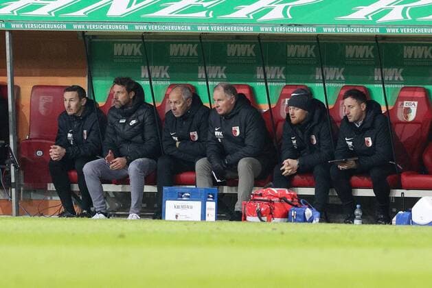 l r Co Tainer Tobias Zellner FC Augsburg , Head Coach Markus Weinzierl FC Augsburg , Co Tainer Reiner Maurer FC Augsburg , Co Tainer Jonas Scheuermann FC Augsburg , Goalkeeper Coach Kristian Barbuscak FC Augsburg , FC Augsburg vs Eintracht Frankfurt, 1 Bundesliga, 19 Spieltag, 16 01 2022 DFB regulations prohibit any use of photographs as image sequences and or quasi video Augsburg Bayern Deutschland Copyright: xkolbert-press ChristianxKolbertx