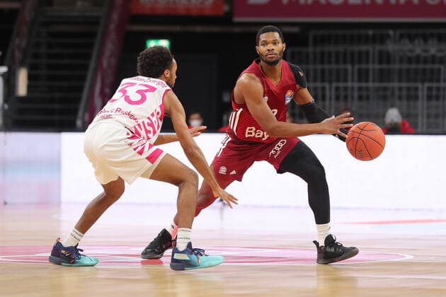 Duel between Parker Jackson Cartwright Telekom Baskets Bonn, 33 and Corey Walden Bayern Basketball, 2 GER, FC Bayern Basketball vs Telekom Baskets Bonn, 1 Bundesliga, Season 2021 2022, 16 01 2022, GER, FC Bayern Basketball vs Telekom Baskets Bonnl, 1 Bundesliga, Season 2021 2022, 16 01 2022, Muenchen Copyright: xEIBNER MarcelxEngelbrechtx EP_EER