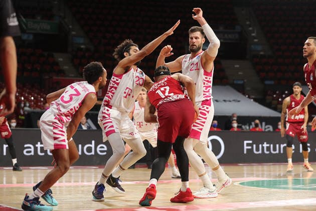 Jeremy Morgan Telekom Baskets Bonn, 20 and Leon Kratzer Telekom Baskets Bonn, 21 block Jason George Bayern Basketball, 12 GER, FC Bayern Basketball vs Telekom Baskets Bonn, 1 Bundesliga, season 2021 2022, 16 01 2022, GER, FC Bayern Basketball vs Telekom Baskets Bonnl, 1 Bundesliga, season 2021 2022, 16 01 2022, Muenchen Copyright: xEIBNER MarcelxEngelbrechtx EP_EER
