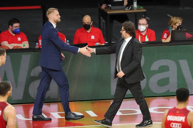 Tuomas Iisalo Telekom Baskets Bonn, head coach and Andrea Trinchieri Bayern Basketball, head coach shake hands GER, FC Bayern Basketball vs Telekom Baskets Bonn, 1 Bundesliga, season 2021 2022, 16 01 2022, GER, FC Bayern Basketball vs Telekom Baskets Bonnl, 1 Bundesliga, season 2021 2022, 16 01 2022, Muenchen Copyright: xEIBNER MarcelxEngelbrechtx EP_EER