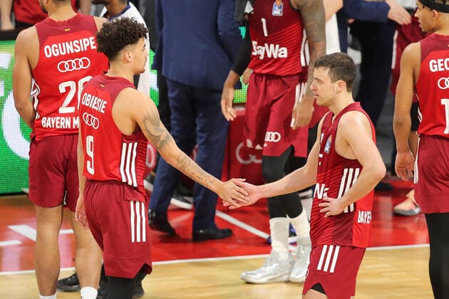 Joshua Obiesie Bayern Basketball, 9 and Zan Mark Sisko Bayern Basketball, 31 high-five GER, FC Bayern Basketball vs Telekom Baskets Bonn, 1 Bundesliga, Season 2021 2022, 16 01 2022, GER, FC Bayern Basketball vs Telekom Baskets Bonnl, 1 Bundesliga, Season 2021 2022, 16 01 2022, Muenchen Copyright: xEIBNER MarcelxEngelbrechtx EP_EER