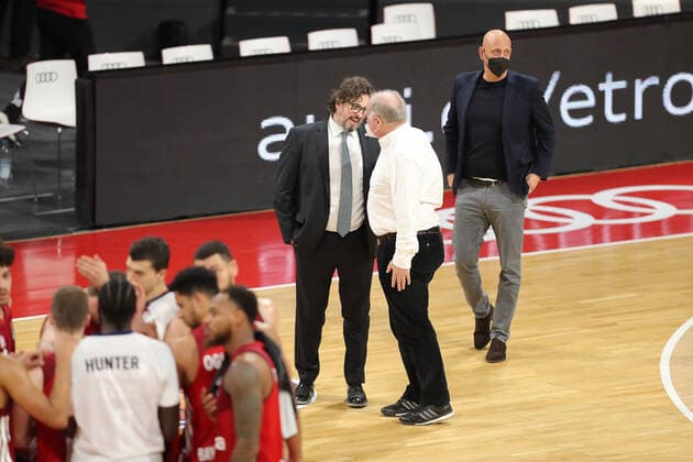 Andrea Trinchieri Bayern Basketball, head coach and honorary president Uli Hoeneß in conversation GER, FC Bayern Basketball vs Telekom Baskets Bonn, 1 Bundesliga, season 2021 2022, 16 01 2022, GER, FC Bayern Basketball vs Telekom Baskets Bonnl, 1 Bundesliga, season 2021 2022, 16 01 2022, Muenchen Copyright: xEIBNER MarcelxEngelbrechtx EP_EER