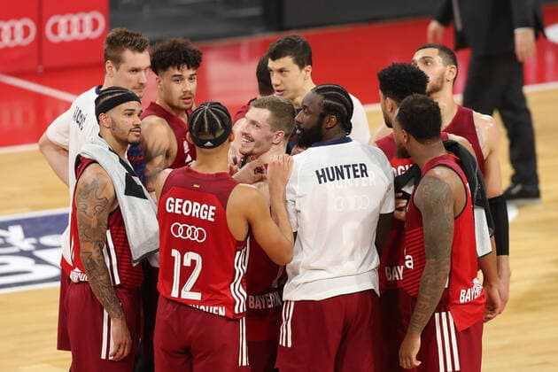 FC Bayern Basketball players after the end of the game GER, FC Bayern Basketball vs Telekom Baskets Bonn, 1 Bundesliga, season 2021 2022, 16 01 2022, GER, FC Bayern Basketball vs Telekom Baskets Bonnl, 1 Bundesliga, season 2021 2022, 16 01 2022, Muenchen Copyright: xEIBNER MarcelxEngelbrechtx EP_EER