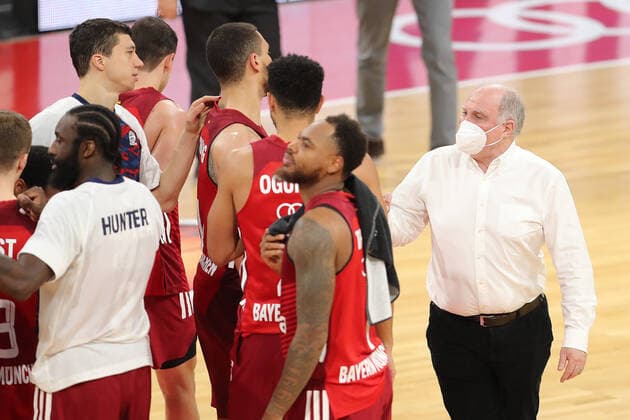Honorary President Uli Hoeneß congratulates the team on the victory GER, FC Bayern Basketball vs Telekom Baskets Bonn, 1 Bundesliga, 2021 2022 season, 16 01 2022, GER, FC Bayern Basketball vs Telekom Baskets Bonnl, 1 Bundesliga, 2021 2022 season, 16 01 2022, Munich Copyright: xEIBNER MarcelxEngelbrechtx EP_EER