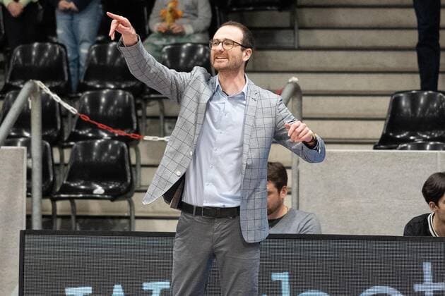 Johannes Huebner TEAM Ehingen Urspring, co-coach on the sidelines of Krollmann Arena, in the background Felix Czerny TEAM Ehingen Urspring, head coach , Phoenix Hagen vs TEAM Ehingen Urspring, BARMER 2 Basketball Bundesliga, 20 Spieltag, Saison 2021 2022, 15 01 2022 Phoenix Hagen vs TEAM Ehingen Urspring, BARMER 2 Basketball Bundesliga, 20 Spieltag, Saison 2021 2022, 15 01 2022 Hagen Copyright: xFabianxFriesex xEibner-Pressefotx EP_FFE