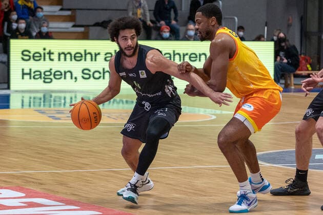 Duel between Tyler Cheese TEAM Ehingen Urspring, 04 and Shwan Occeus Phoenix Hagen, 01 , Phoenix Hagen vs TEAM Ehingen Urspring, BARMER 2 Basketball Bundesliga, 20 Spieltag, Saison 2021 2022, 15 01 2022 Phoenix Hagen vs TEAM Ehingen Urspring, BARMER 2 Basketball Bundesliga, 20 Spieltag, Saison 2021 2022, 15 01 2022 Hagen Copyright: xFabianxFriesex xEibner-Pressefotx EP_FFE