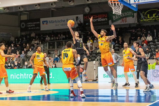 Tim Martinez TEAM Ehingen Urspring, 03 rises to the basket, Marcel Kessen Phoenix Hagen, 08 in the defense, Phoenix Hagen vs TEAM Ehingen Urspring, BARMER 2 Basketball Bundesliga, 20 match day, season 2021 2022, 15 01 2022 Phoenix Hagen vs TEAM Ehingen Urspring, BARMER 2 Basketball Bundesliga, 20 match day, season 2021 2022, 15 01 2022 Hagen Copyright: xFabianxFriesex xEibner-Pressefotx EP_FFE