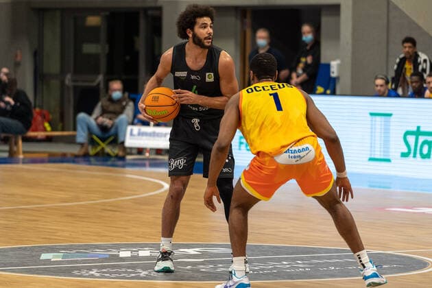 Duel Tyler Cheese TEAM Ehingen Urspring, 04 and Shwan Occeus Phoenix Hagen, 01 , Phoenix Hagen vs TEAM Ehingen Urspring, BARMER 2 Basketball Bundesliga, 20 Spieltag, Saison 2021 2022, 15 01 2022 Phoenix Hagen vs TEAM Ehingen Urspring, BARMER 2 Basketball Bundesliga, 20 Spieltag, Saison 2021 2022, 15 01 2022 Hagen Copyright: xFabianxFriesex xEibner-Pressefotx EP_FFE