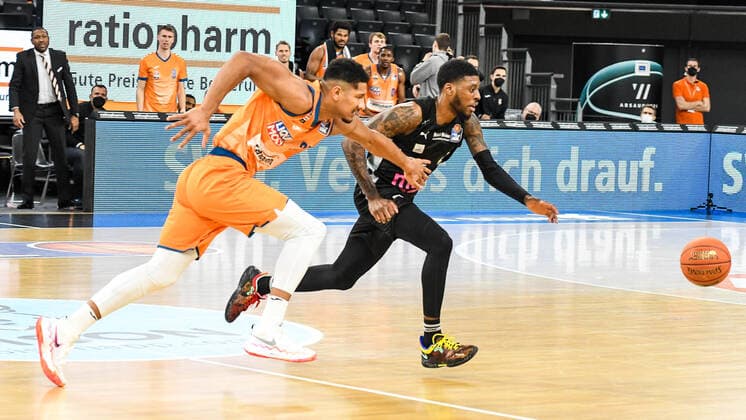 GER, BBL, ratiopharm ulm vs medi Bayreuth 16 01 2022, ratiopharm arena, Neu Ulm, GER, BBL, ratiopharm ulm vs medi Bayreuth, in picture Sacar Anim Bayreuth, 2 puts through against Karim Jallow Ulm, 35 nordphotoxGmbHx xHafner nph00200