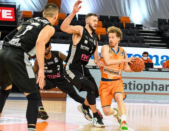GER, BBL, ratiopharm ulm vs medi Bayreuth 16 01 2022, ratiopharm arena, New Ulm, GER, BBL, ratiopharm ulm vs medi Bayreuth, pictured Martynas Sajus Bayreuth, 19 , Per Guenther Ulm, 6 nordphotoxGmbHx xHafner nph00200