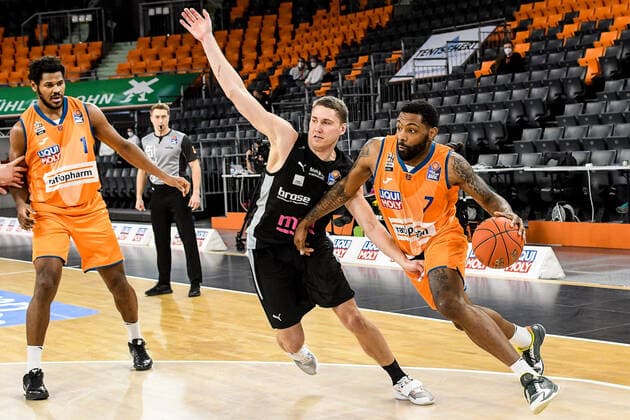 GER, BBL, ratiopharm ulm vs medi Bayreuth 16 01 2022, ratiopharm arena, Neu Ulm, GER, BBL, ratiopharm ulm vs medi Bayreuth, in picture Cristiano Felicio Ulm, 1 , Sindarius Thornwell Ulm, 7 prevails against Janari Joesaar Bayreuth, 21 nordphotoxGmbHx xHafner nph00200