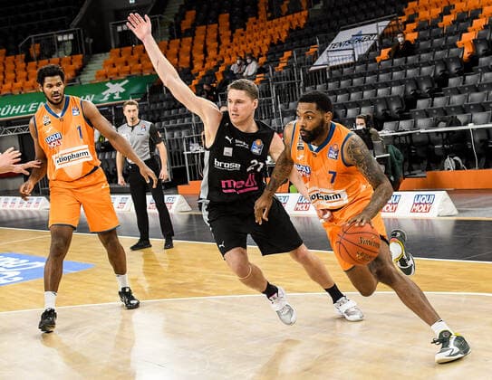 GER, BBL, ratiopharm ulm vs medi Bayreuth 16 01 2022, ratiopharm arena, Neu Ulm, GER, BBL, ratiopharm ulm vs medi Bayreuth, in picture Cristiano Felicio Ulm, 1 , Sindarius Thornwell Ulm, 7 prevails against Janari Joesaar Bayreuth, 21 nordphotoxGmbHx xHafner nph00200