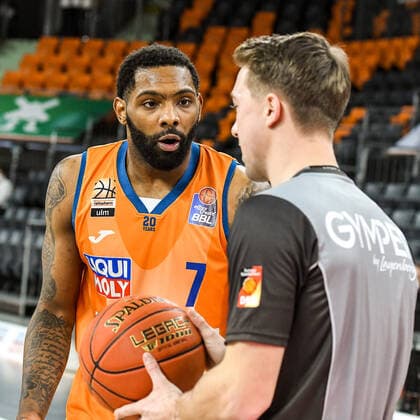 GER, BBL, ratiopharm ulm vs medi Bayreuth 16 01 2022, ratiopharm arena, Neu Ulm, GER, BBL, ratiopharm ulm vs medi Bayreuth, pictured Sindarius Thornwell Ulm, 7 disagrees with a referee decision nordphotoxGmbHx xHafner nph00200