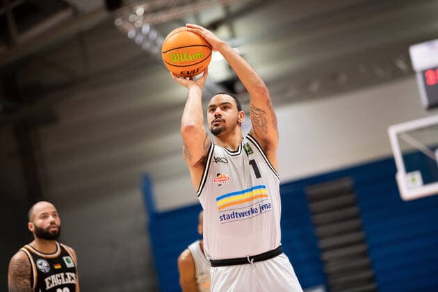 BARMER 2 Basketball Bundesliga Season 2021 2022 Matchday 20 on 16 01 22 Medipolis SC Jena vs Itzehoe Eagles Davonte Lacy Jena at the throw, portrait Sparkassen Arena