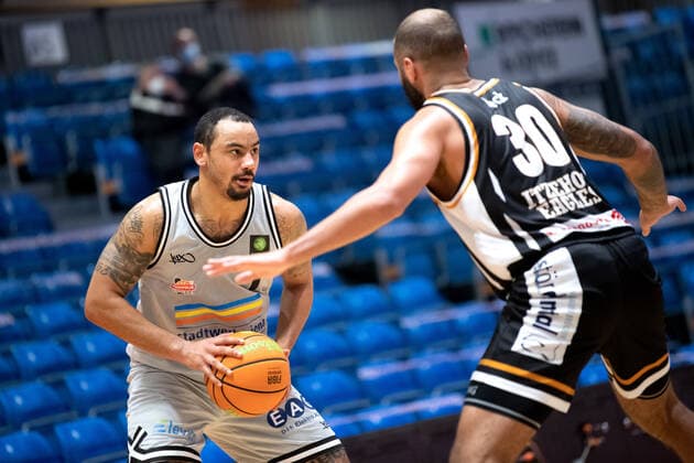 BARMER 2 Basketball Bundesliga season 2021 2022 Matchday 20 on 16 01 22 Medipolis SC Jena vs Itzehoe Eagles v li Davonte Lacy Jena on the ball against Filmore Beck Itzhoe Sparkassen Arena