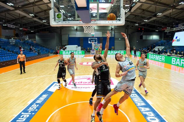 BARMER 2 Basketball Bundesliga Season 2021 2022 Matchday 20 on 16 01 22 Medipolis SC Jena vs Itzehoe Eagles v re Vuk Radojicic Jena at the basket Yasin Kolo Itzehoe Sparkassen Arena