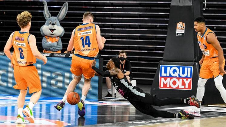 GER, BBL, ratiopharm ulm vs medi Bayreuth 16 01 2022, ratiopharm arena, Neu Ulm, GER, BBL, ratiopharm ulm vs medi Bayreuth, in picture Sacar Anim Bayreuth, 2 slips and loses the ball, Per Günther Guenther Ulm, 6 , Philipp Herkenhoff Ulm, 14 , Karim Jallow Ulm, 35 nordphotoxGmbHx xHafner nph00200