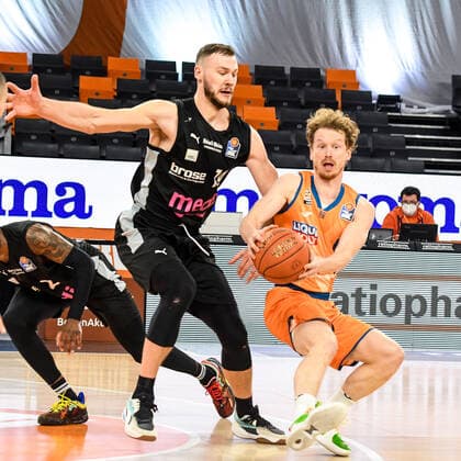 GER, BBL, ratiopharm ulm vs medi Bayreuth 16 01 2022, ratiopharm arena, New Ulm, GER, BBL, ratiopharm ulm vs medi Bayreuth, pictured Martynas Sajus Bayreuth, 19 , Per Guenther Ulm, 6 nordphotoxGmbHx xHafner nph00200