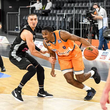 GER, BBL, ratiopharm ulm vs medi Bayreuth 16 01 2022, ratiopharm arena, New Ulm, GER, BBL, ratiopharm ulm vs medi Bayreuth, pictured Philip Jalalpoor Bayreuth, 7 , Semaj Christon Ulm, 0 nordphotoxGmbHx xHafner nph00200
