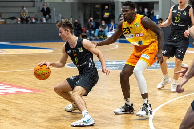 Jonathan Diederich TEAM Ehingen Urspring, 08 vs Melkisedek Moreaux Phoenix Hagen, 23 , Phoenix Hagen vs TEAM Ehingen Urspring, BARMER 2 Basketball Bundesliga, 20 Spieltag, Saison 2021 2022, 15 01 2022 Phoenix Hagen vs TEAM Ehingen Urspring, BARMER 2 Basketball Bundesliga, 20 Spieltag, Saison 2021 2022, 15 01 2022 Hagen Copyright: xFabianxFriesex xEibner-Pressefotx EP_FFE
