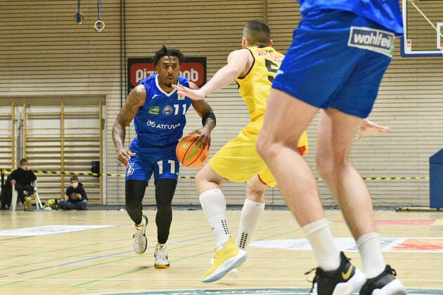 Stanley Mace Whittaker jr PS Karlsruhe Lions 11 vs Karlo Miksic VfL Kirchheim Knights 55 VfL Kirchheim Knights vs PS Karlsruhe Lions Basketball, Maenner, Barmer, 2 Basketball Bundesliga, ProA Hauptrunde , 20 Spieltag, 16 01 2022 Foto Eibner Tobias Baur VfL Kirchheim Knights vs PS Karlsruhe Lions Basketball, Barmer, 2 Basketball Bundesliga, 2 BBL, Liga Pro A, 20 Spieltag, 16 01 2022 Kirchheim Teck Copyright: xEibner-Pressefotox EP_TBR
