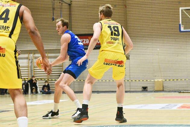 Tom Niclas Alte PS Karlsruhe Lions 33 vs Till Pape VfL Kirchheim Knights 19 VfL Kirchheim Knights vs PS Karlsruhe Lions Basketball, Men, Barmer, 2 Basketball Bundesliga, ProA Hauptrunde , 20 Spieltag, 16 01 2022 Foto Eibner Tobias Baur VfL Kirchheim Knights vs PS Karlsruhe Lions Basketball, Barmer, 2 Basketball Bundesliga, 2 BBL, Liga Pro A, 20 Spieltag, 16 01 2022 Kirchheim Teck Copyright: xEibner-Pressefotox EP_TBR