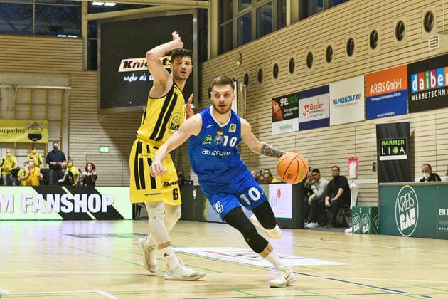 Ferdinand Zylka PS Karlsruhe Lions 10 vs Luka Kamber VfL Kirchheim Knights 6 VfL Kirchheim Knights vs PS Karlsruhe Lions Basketball, Maenner, Barmer, 2 Basketball Bundesliga, ProA Hauptrunde , 20 Spieltag, 16 01 2022 Foto Eibner Tobias Baur VfL Kirchheim Knights vs PS Karlsruhe Lions Basketball, Barmer, 2 Basketball Bundesliga, 2 BBL, Liga Pro A, 20 Spieltag, 16 01 2022 Kirchheim Teck Copyright: xEibner-Pressefotox EP_TBR