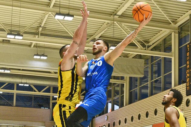Ferdinand Zylka PS Karlsruhe Lions 10 vs Karlo Miksic VfL Kirchheim Knights 55 VfL Kirchheim Knights vs PS Karlsruhe Lions Basketball, Maenner, Barmer, 2 Basketball Bundesliga, ProA Hauptrunde , 20 Spieltag, 16 01 2022 Foto Eibner Tobias Baur VfL Kirchheim Knights vs PS Karlsruhe Lions Basketball, Barmer, 2 Basketball Bundesliga, 2 BBL, Liga Pro A, 20 Spieltag, 16 01 2022 Kirchheim Teck Copyright: xEibner-Pressefotox EP_TBR