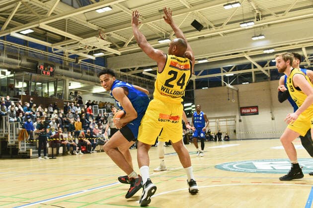 Matthew Moyer PS Karlsruhe Lions 7 vs Jonathon Williams VfL Kirchheim Knights 24 VfL Kirchheim Knights vs PS Karlsruhe Lions Basketball, Maenner, Barmer, 2 Basketball Bundesliga, ProA Hauptrunde , 20 Spieltag, 16 01 2022 Foto Eibner Tobias Baur VfL Kirchheim Knights vs PS Karlsruhe Lions Basketball, Barmer, 2 Basketball Bundesliga, 2 BBL, Liga Pro A, 20 Spieltag, 16 01 2022 Kirchheim Teck Copyright: xEibner-Pressefotox EP_TBR